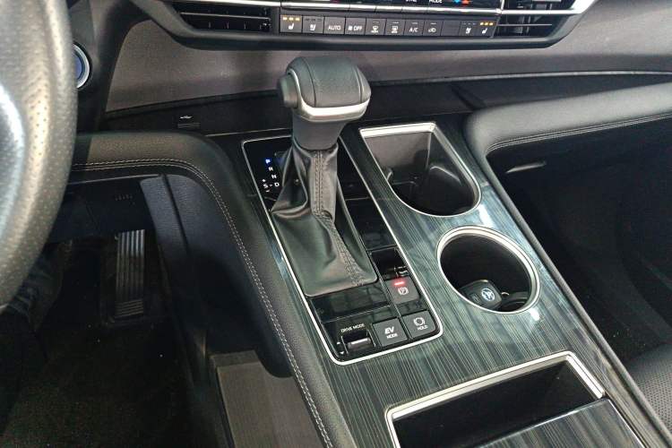 Used Toyota Sienna 2023 2.5L Hybrid Deluxe Edition