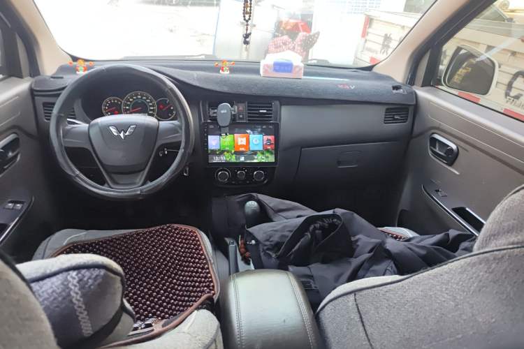 Used Wuling Rongguang V 2016 1.5L Standard Version
