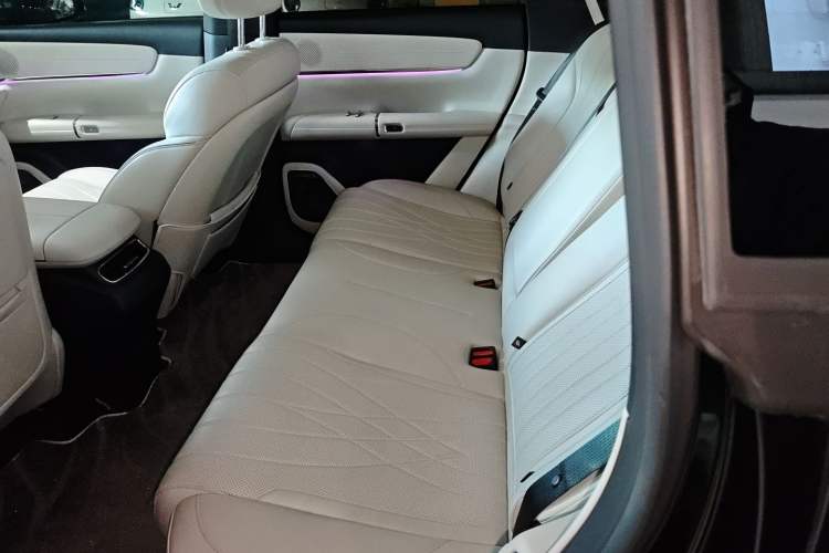 Used  Q07 2025 215 Prestige Edition
