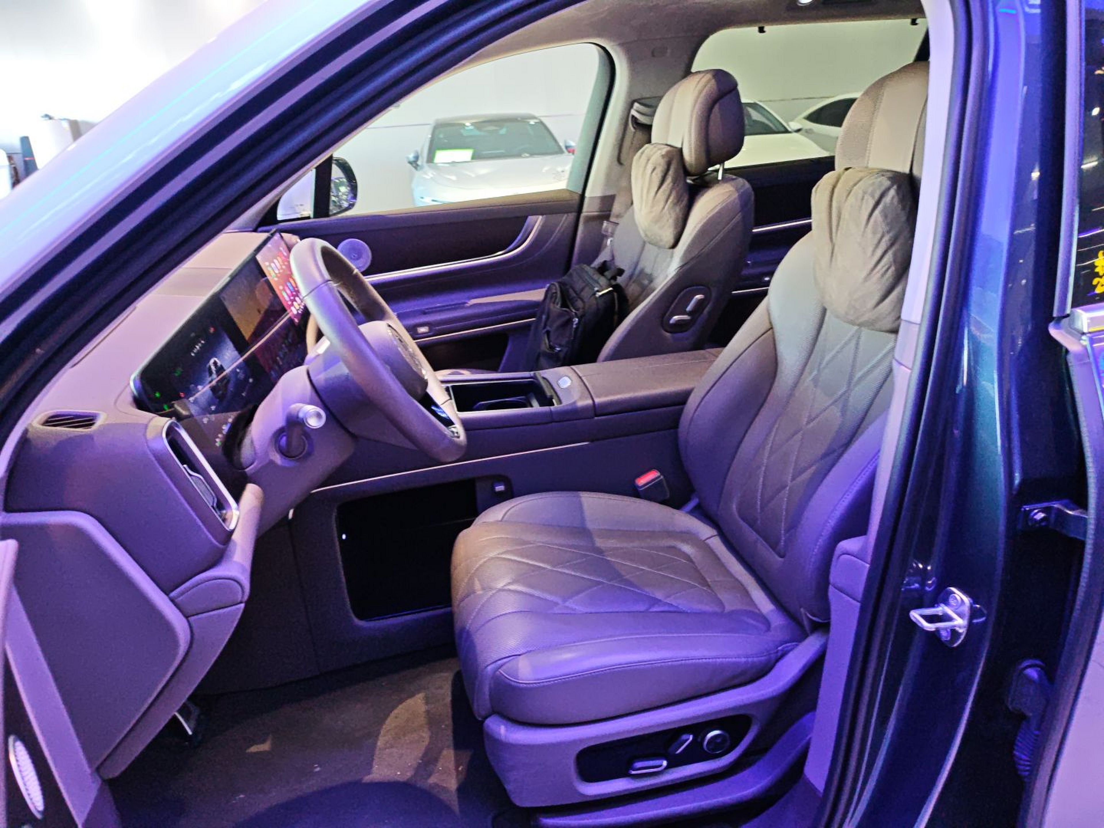 Переднее сиденье в автомобиле