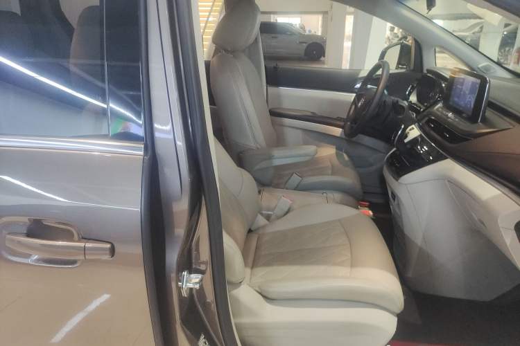 Used Buick GL8 2023 Land Executive Class Comfort Model
