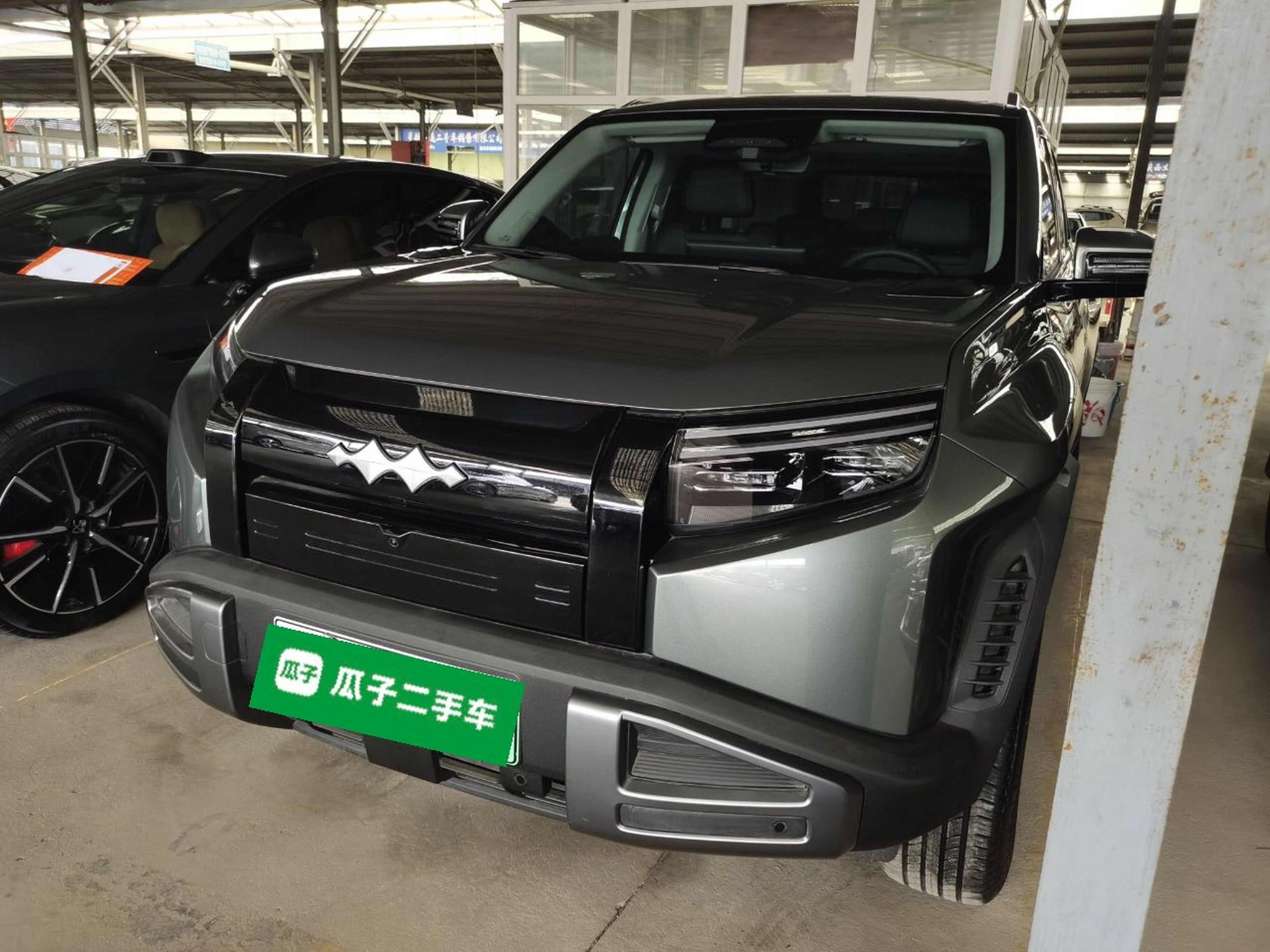 Под передней частью автомобиля