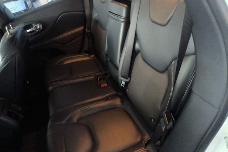 Used  Cherokee 2016 2.4L Professional Smart Version
