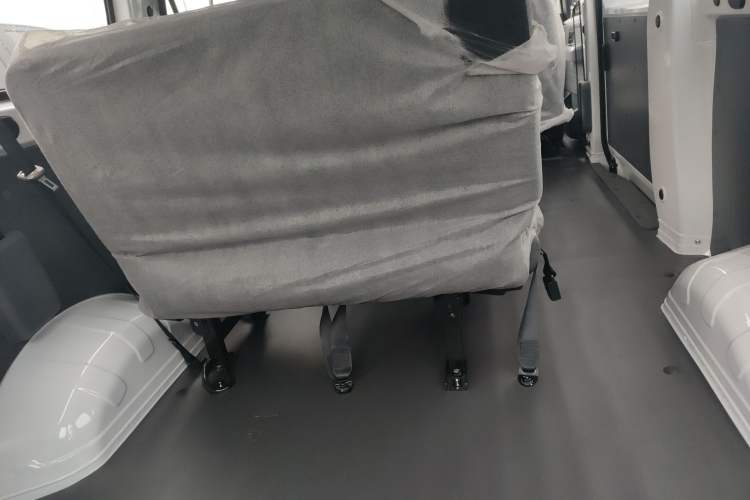 Used Wuling Yangguang 2024 300KM Comfort Version Passenger Van 75kW
