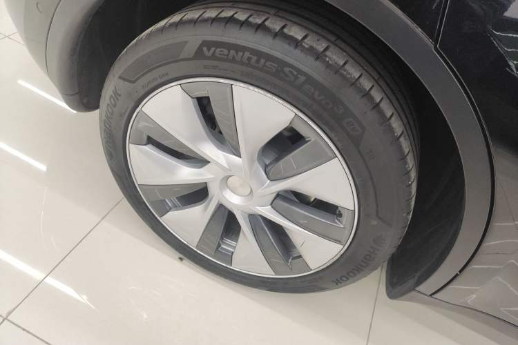 Used Tesla Model Y 2022 Long-Range All-Wheel-Drive Version