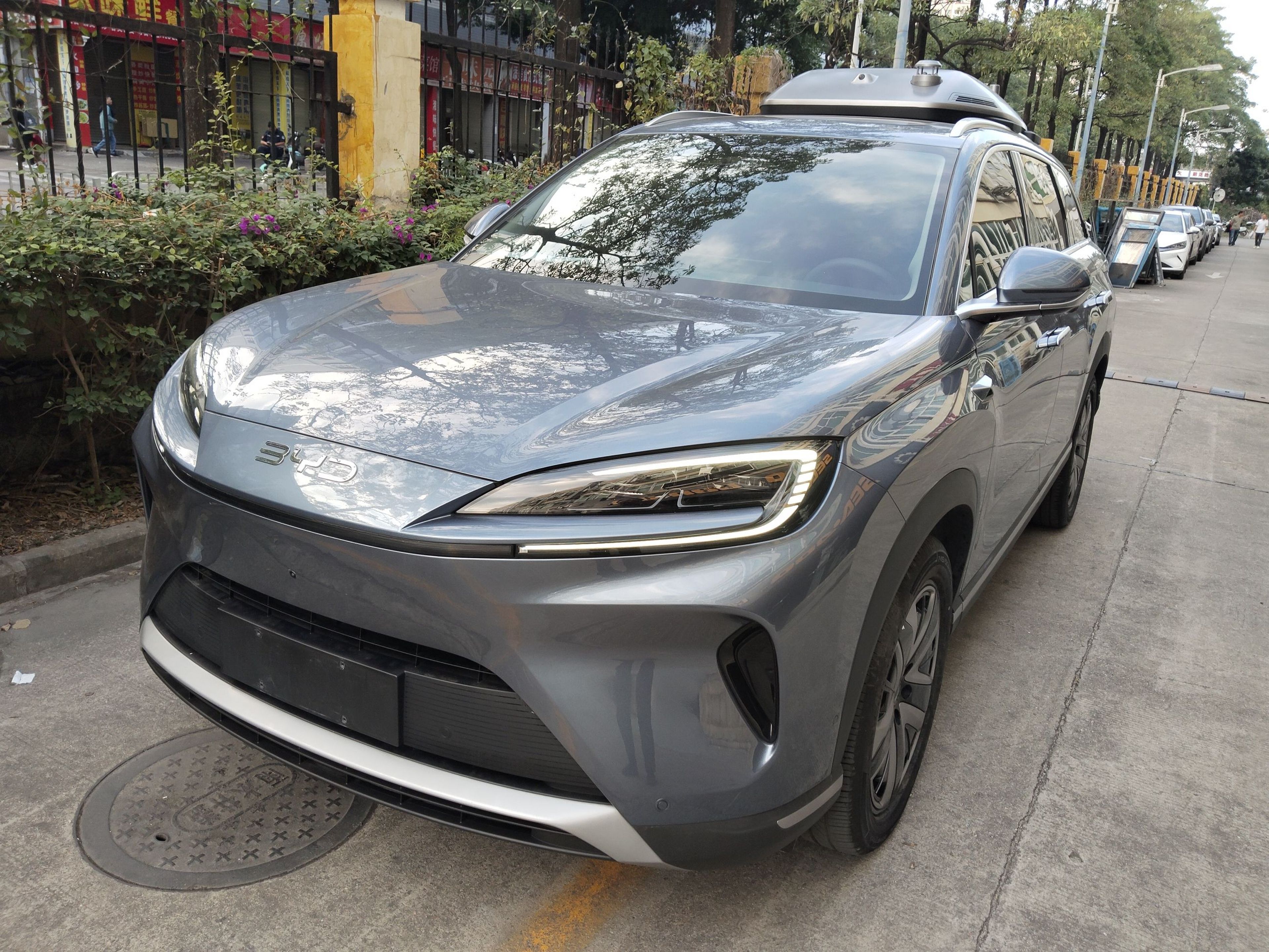 Под передней частью автомобиля