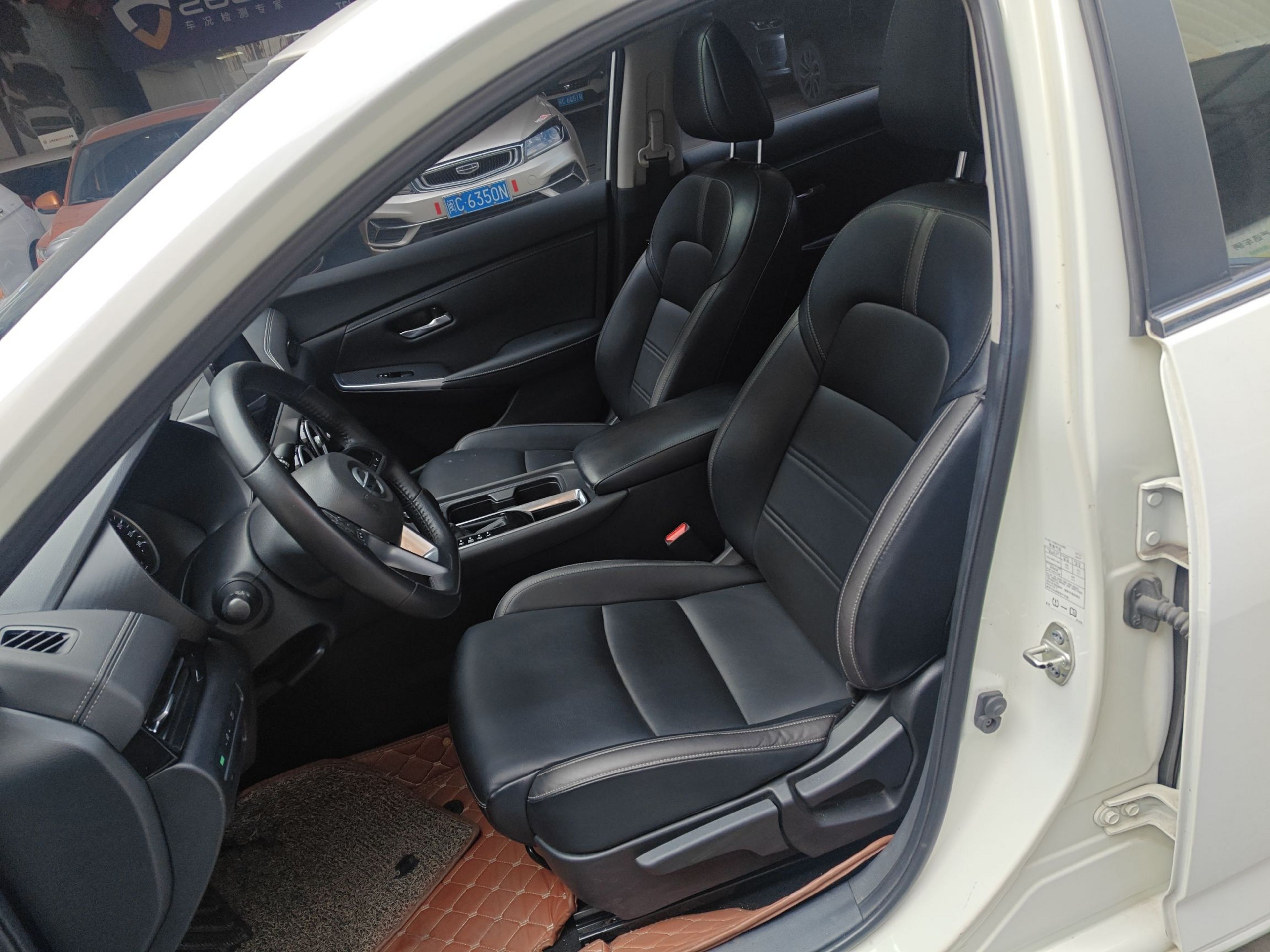 المقاعد الأمامية داخل السيارة