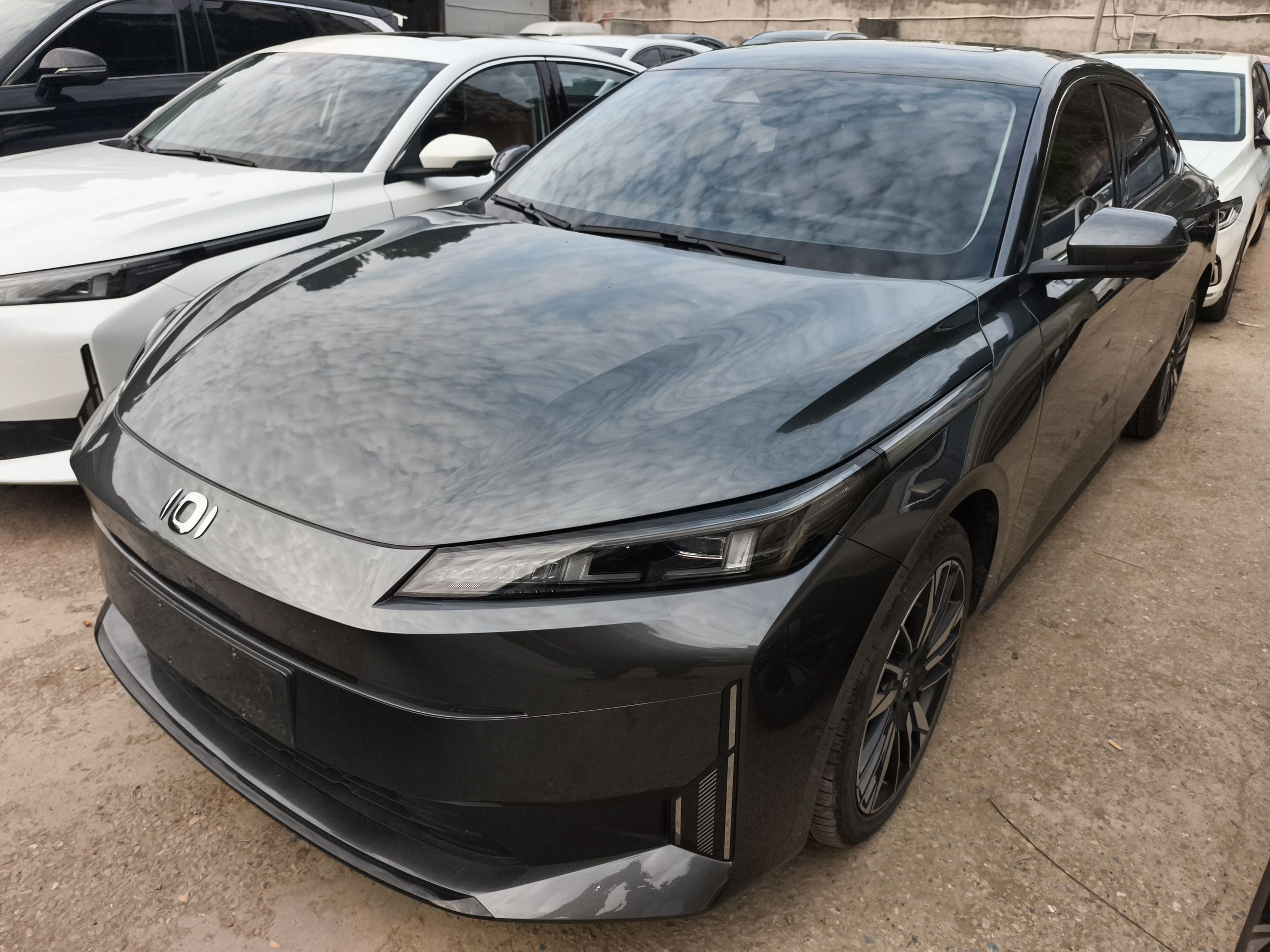 Под передней частью автомобиля