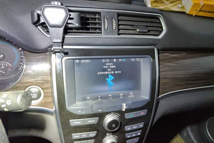 Used Haval H2 2016 Red Label 1.5T Manual Two-Wheel Drive Prestige Model
