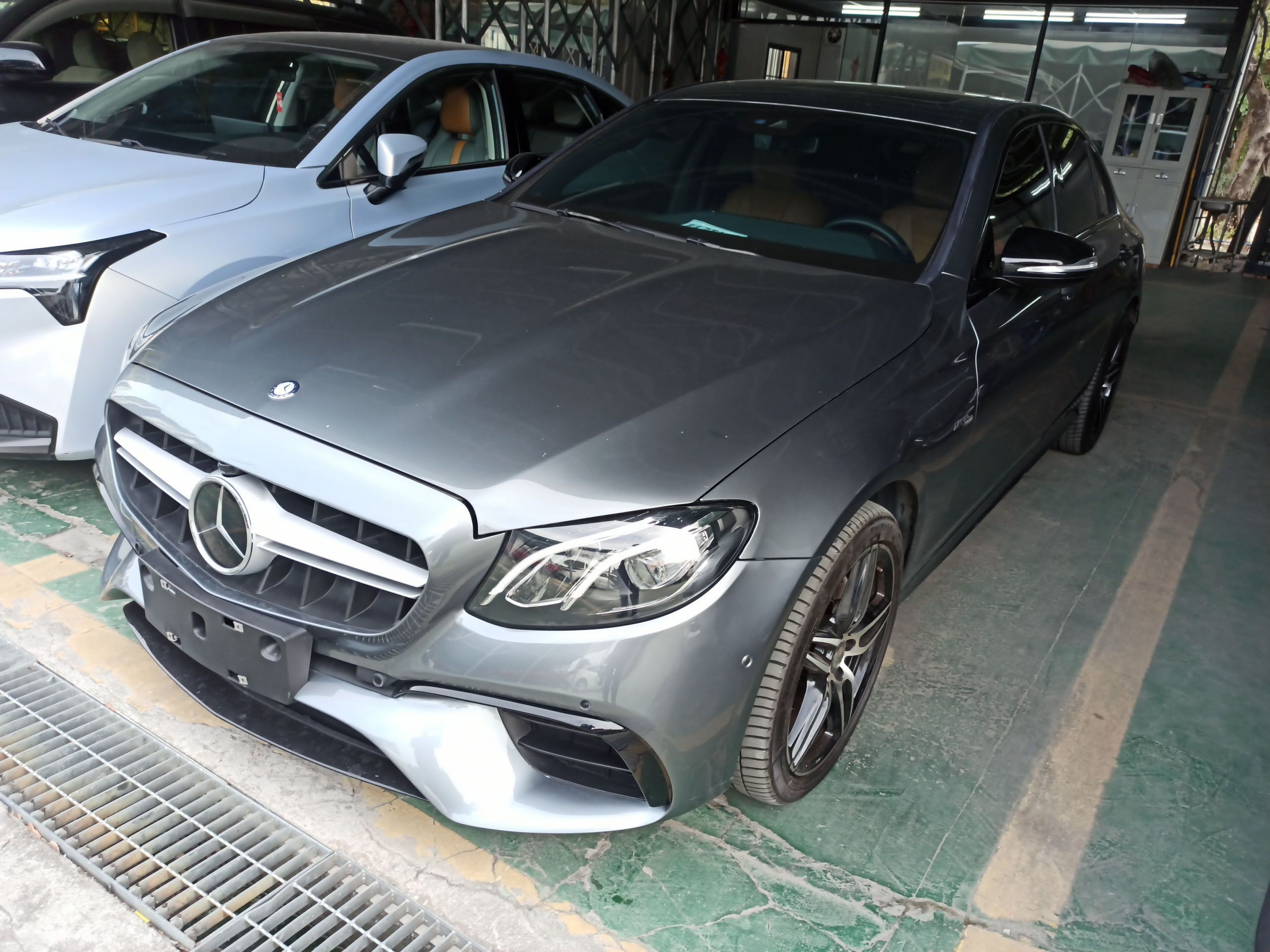 Под передней частью автомобиля