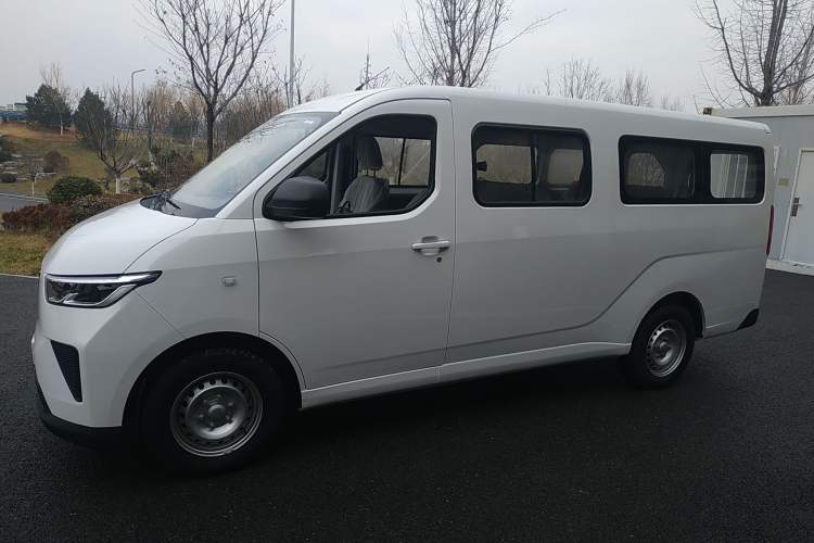 Used Wuling Yangguang 2024 300KM Comfort Version Passenger Van 75kW
