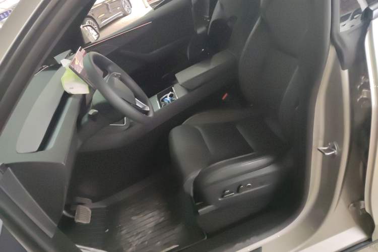 Used Tesla Model Y L 2025 Long-Range All-Wheel-Drive Version
