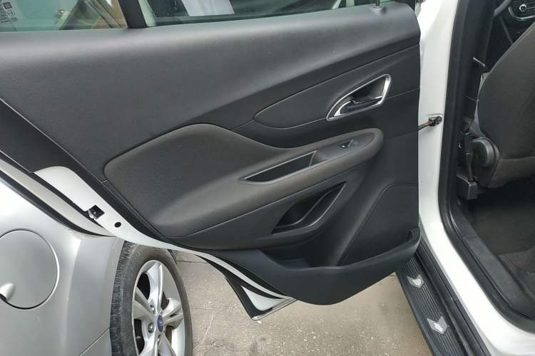 Used Buick Encore 2015 1.4T Automatic Two-Wheel Drive Urban Elite Version
