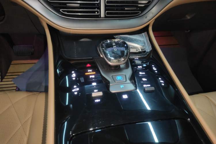 Used Denza D9 2024 DM-i 980 Four-Wheel Drive Flagship Model