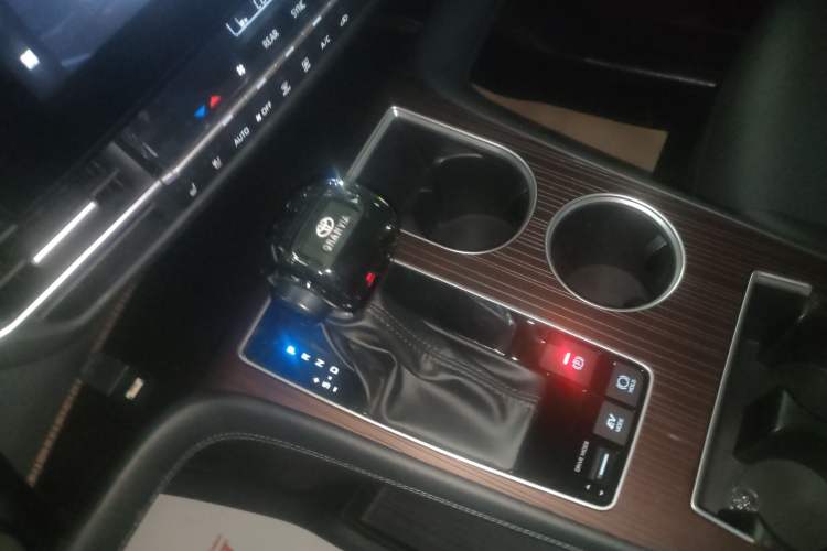 Used Toyota Granvia 2024 2.5L Hybrid Luxury Edition
