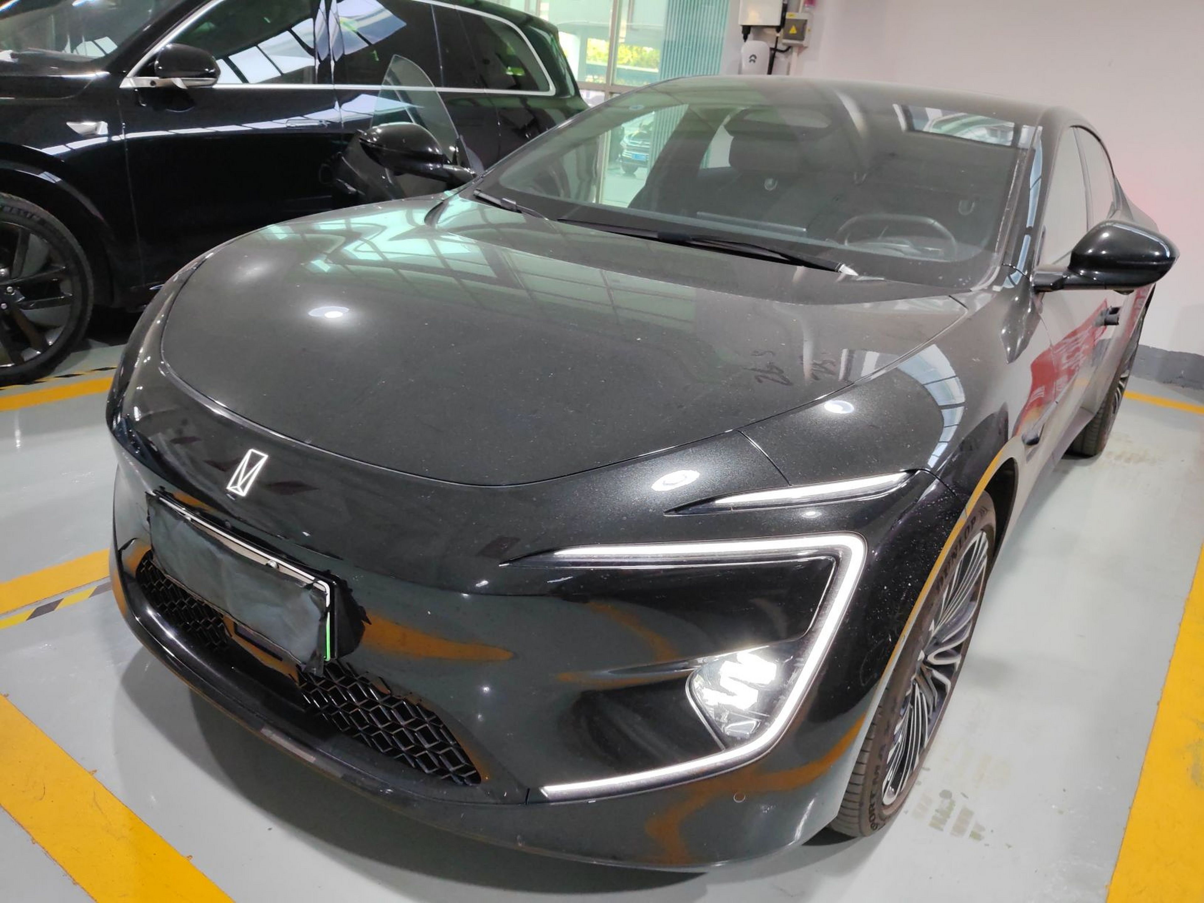 Под передней частью автомобиля