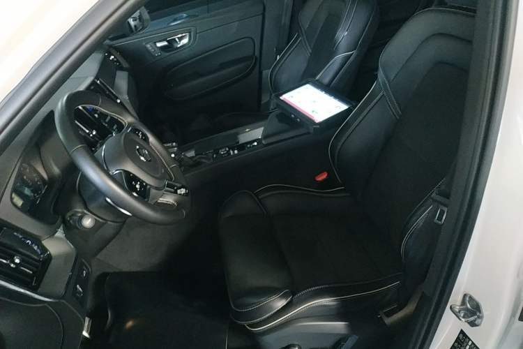 Used Volvo XC60 2019 T5 4x4 Smart & Dynamic Sport Edition China VI Standard
