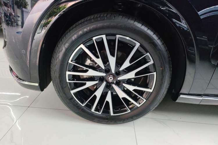 Used  Q07 2025 215 Prestige Edition
