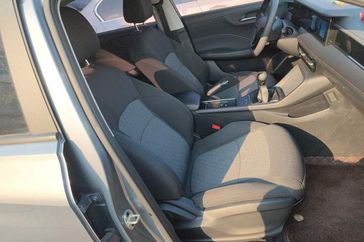 Used Roewe i5 2023 1.5L Manual Comfort Edition
