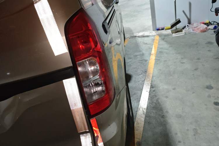 Used Wuling Hongguang V 2022 1.5L Jingqu Edition Enclosed-Window Vehicle with Electric Power Steering LAR