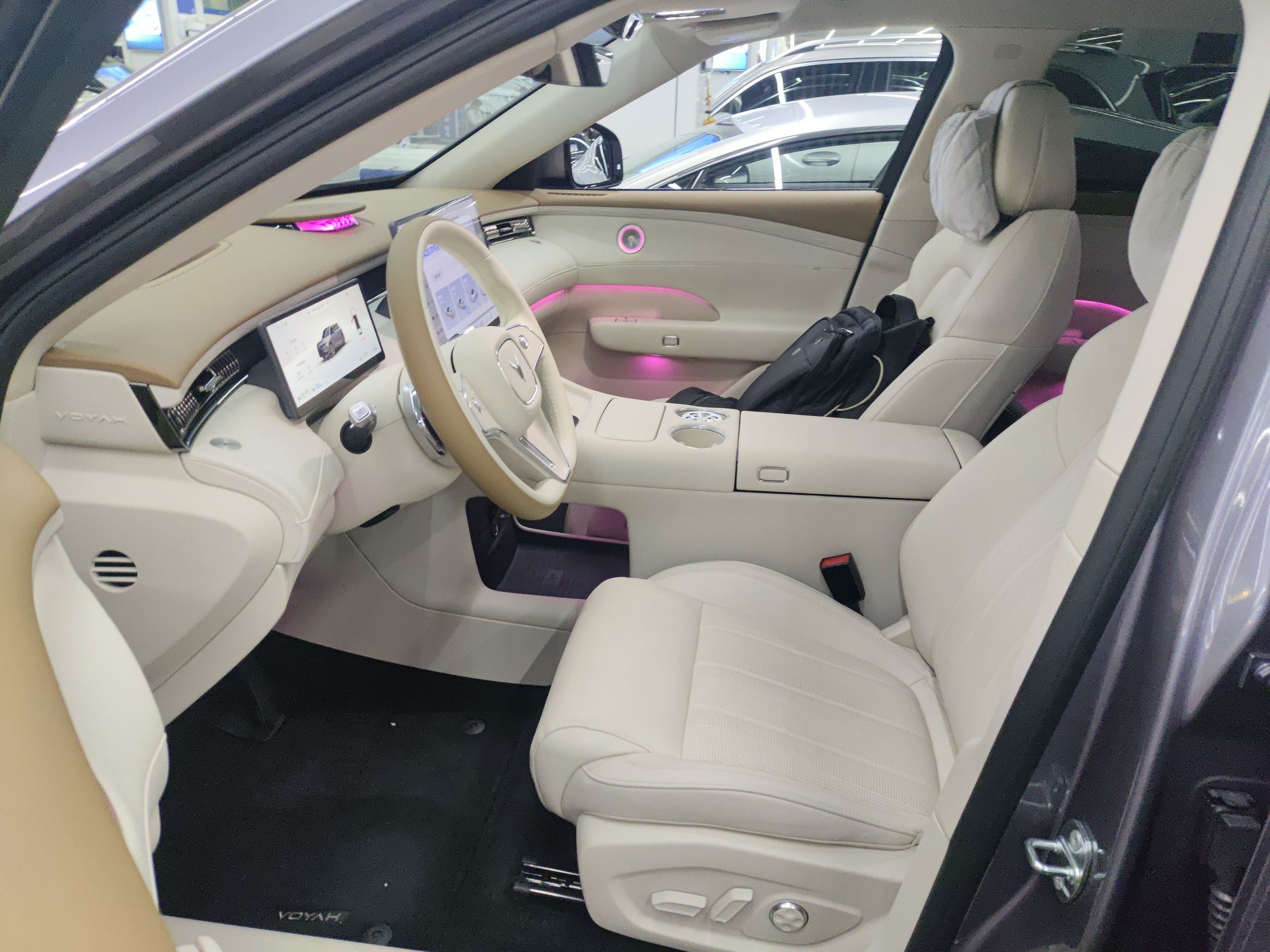 المقاعد الأمامية داخل السيارة