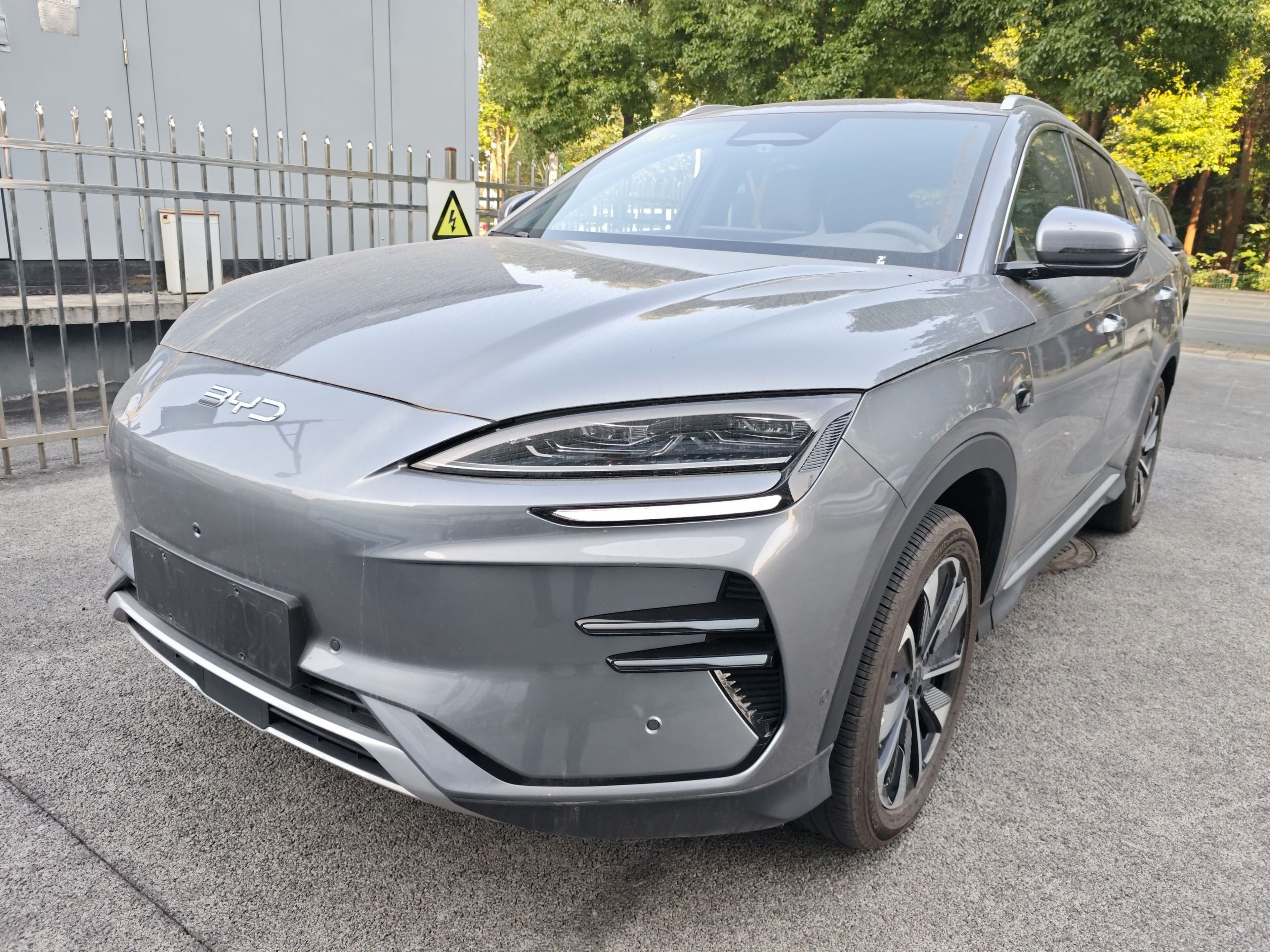 Под передней частью автомобиля