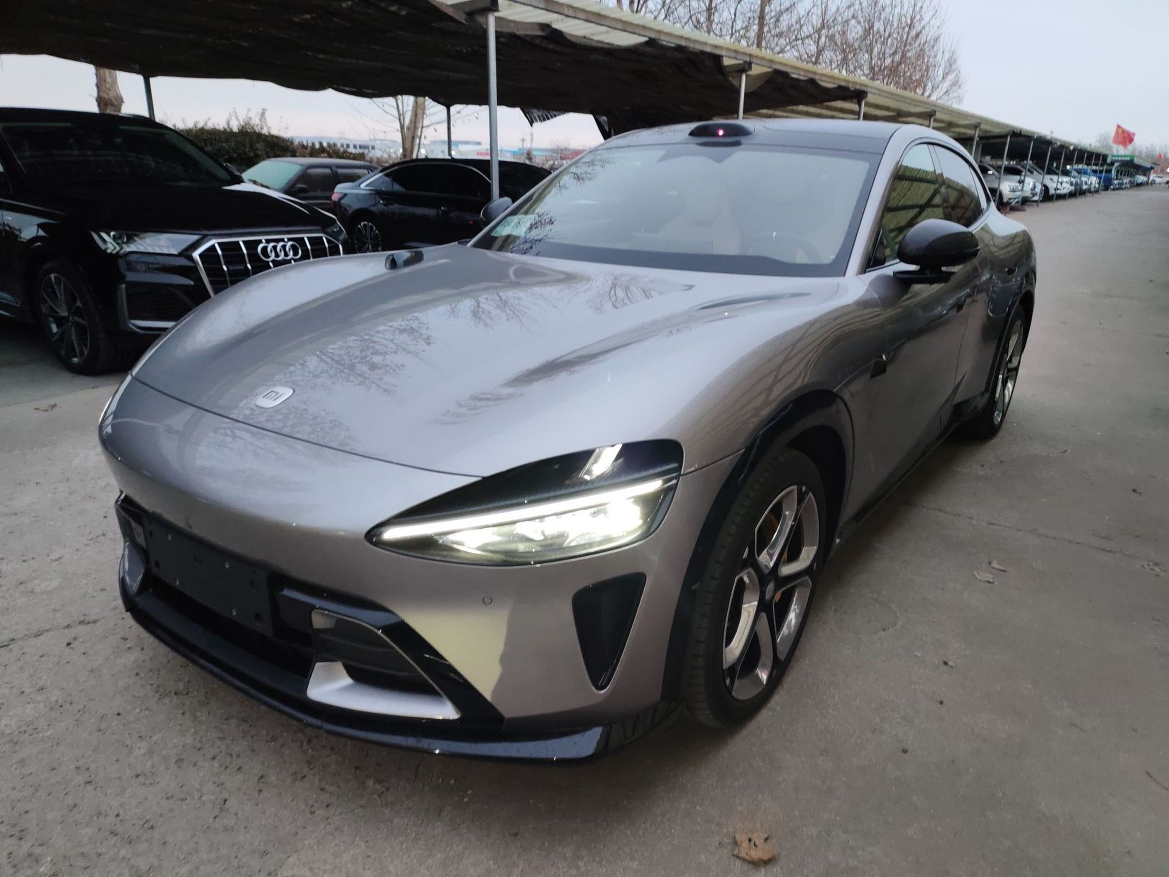 تحت مقدمة السيارة