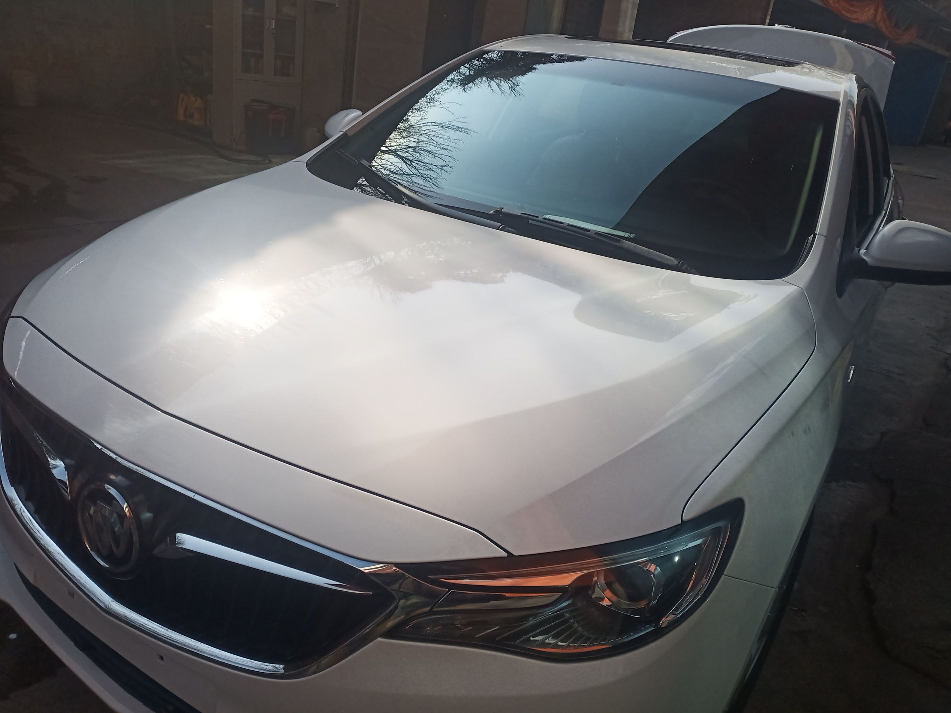 Под передней частью автомобиля