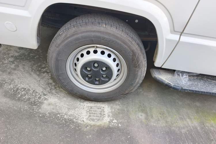 Used Iveco Daily 2023 2.5T A35M1 Short Wheelbase Low-Roof Single-Tire Side-Sliding Door 5-9 Seats
