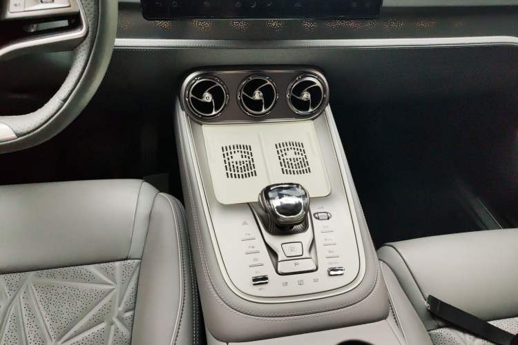 Used Denza N8 2023 Four-Wheel Drive Ultra-Hybrid Flagship Seven-Seater Version