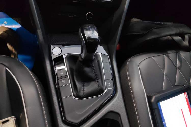 Used Volkswagen Tiguan L 2024 Outstanding Model 300TSI Automatic Two-Wheel Drive Longteng Edition
