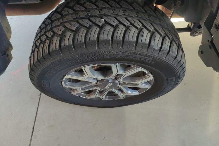 Used  BJ40 2023 2.0T Automatic Four-Wheel Drive Urban Hunter Edition Chivalrous Type
