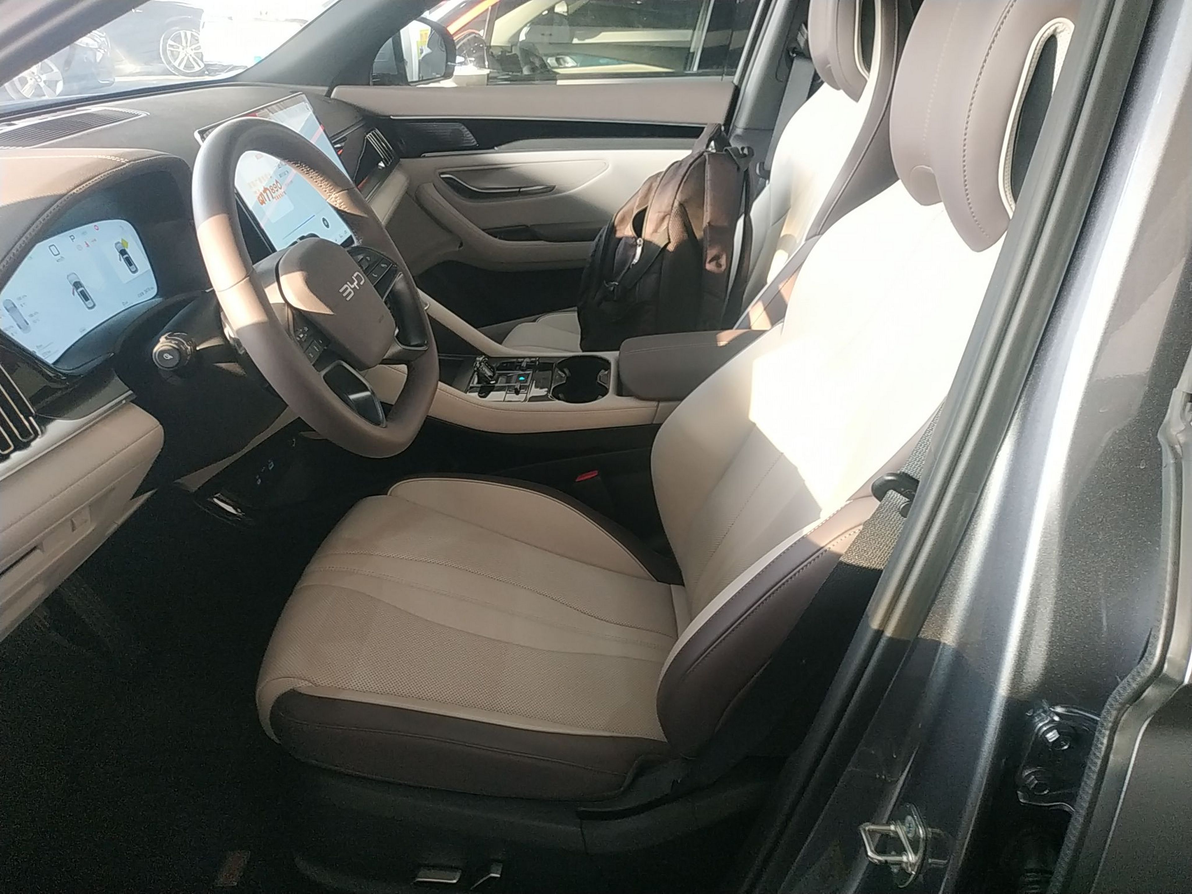 المقاعد الأمامية داخل السيارة