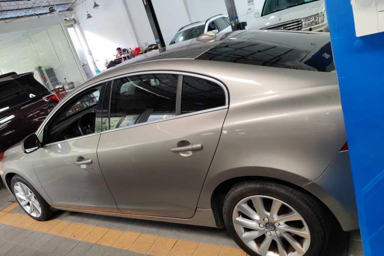Used Volvo S60 2015 S60L 2.0T Zhiyuan Edition
