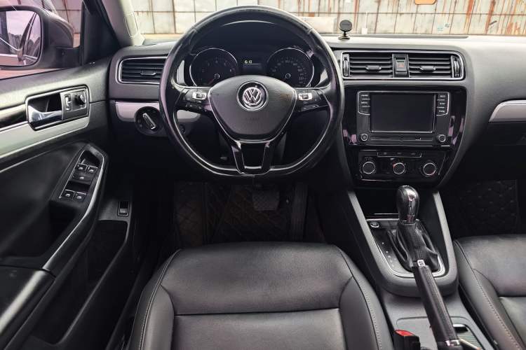 Used Volkswagen Sagitar 2017 230TSI Automatic Comfort Version
