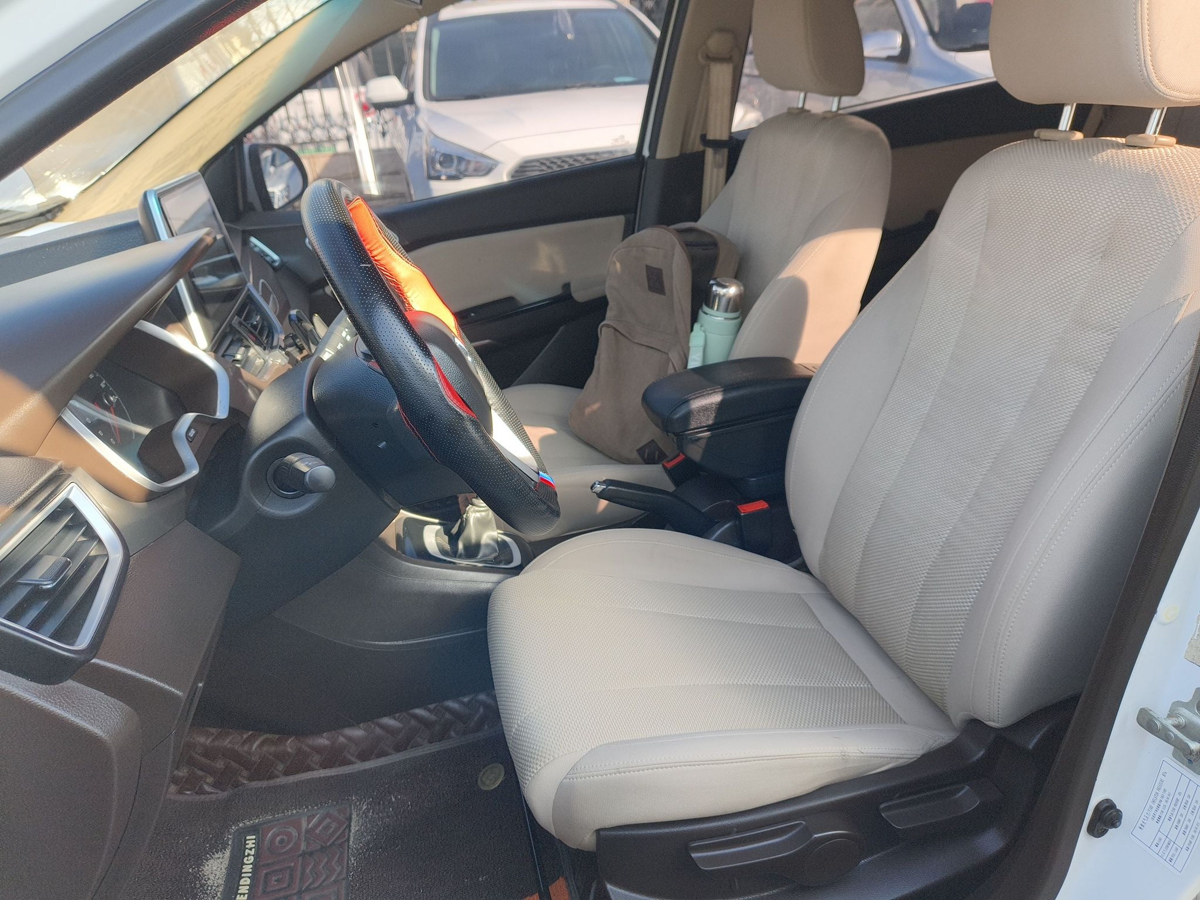 Переднее сиденье в автомобиле