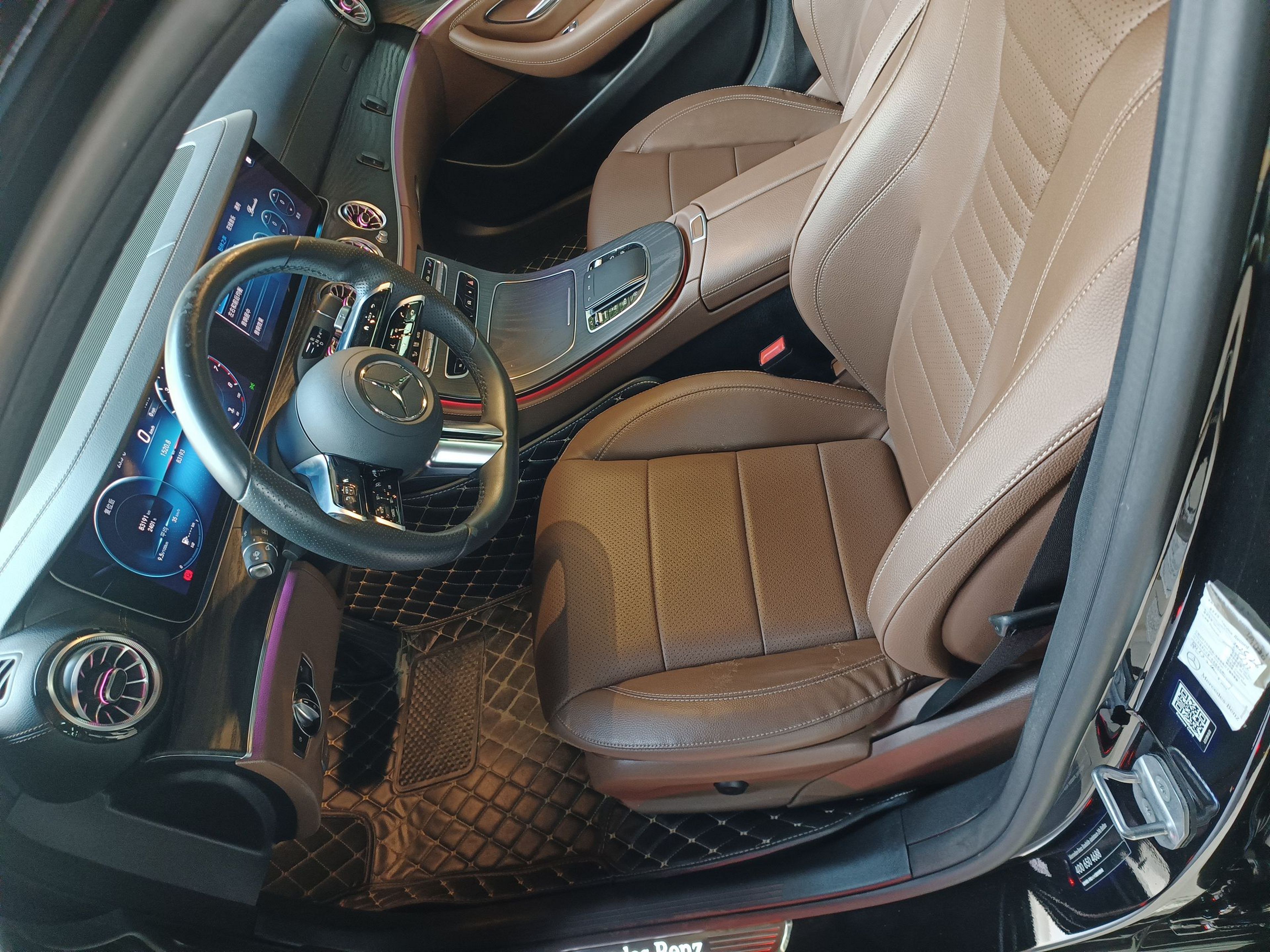 المقاعد الأمامية داخل السيارة