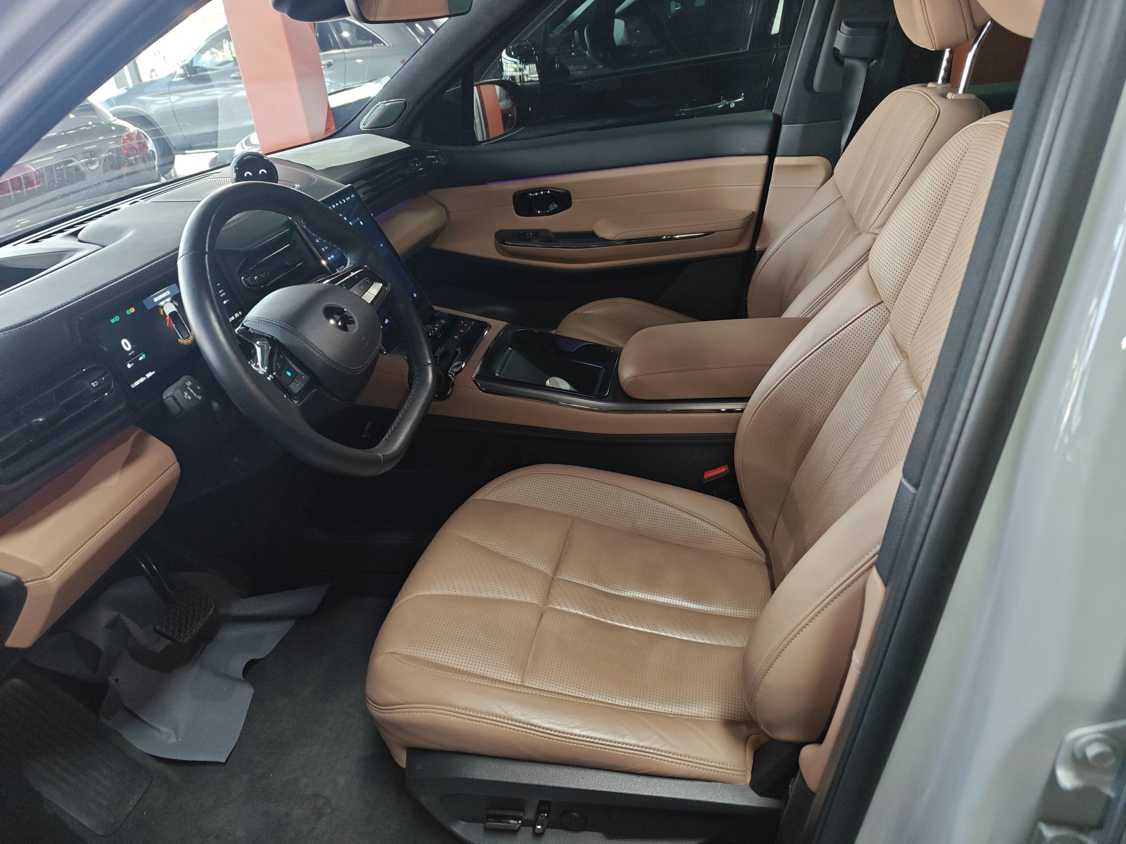 المقاعد الأمامية داخل السيارة