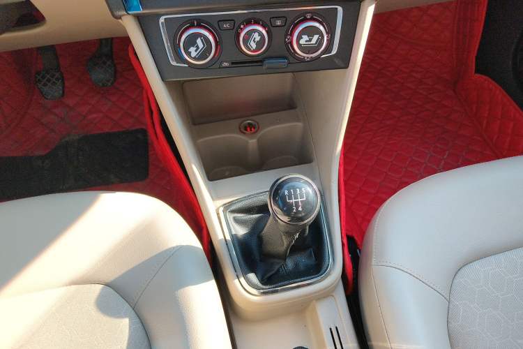 Used Volkswagen Santana 2015 1.4L Manual Comfort Edition