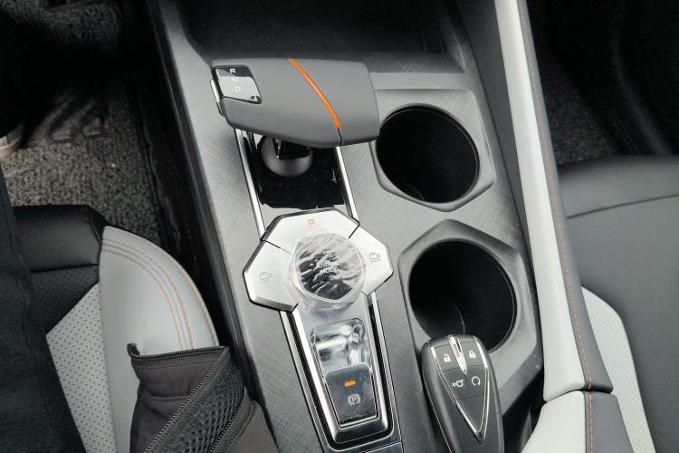 Used Changan UNI-V iDD 2024 Blue Whale Smart Electric iDD 136km ZhiKu Model
