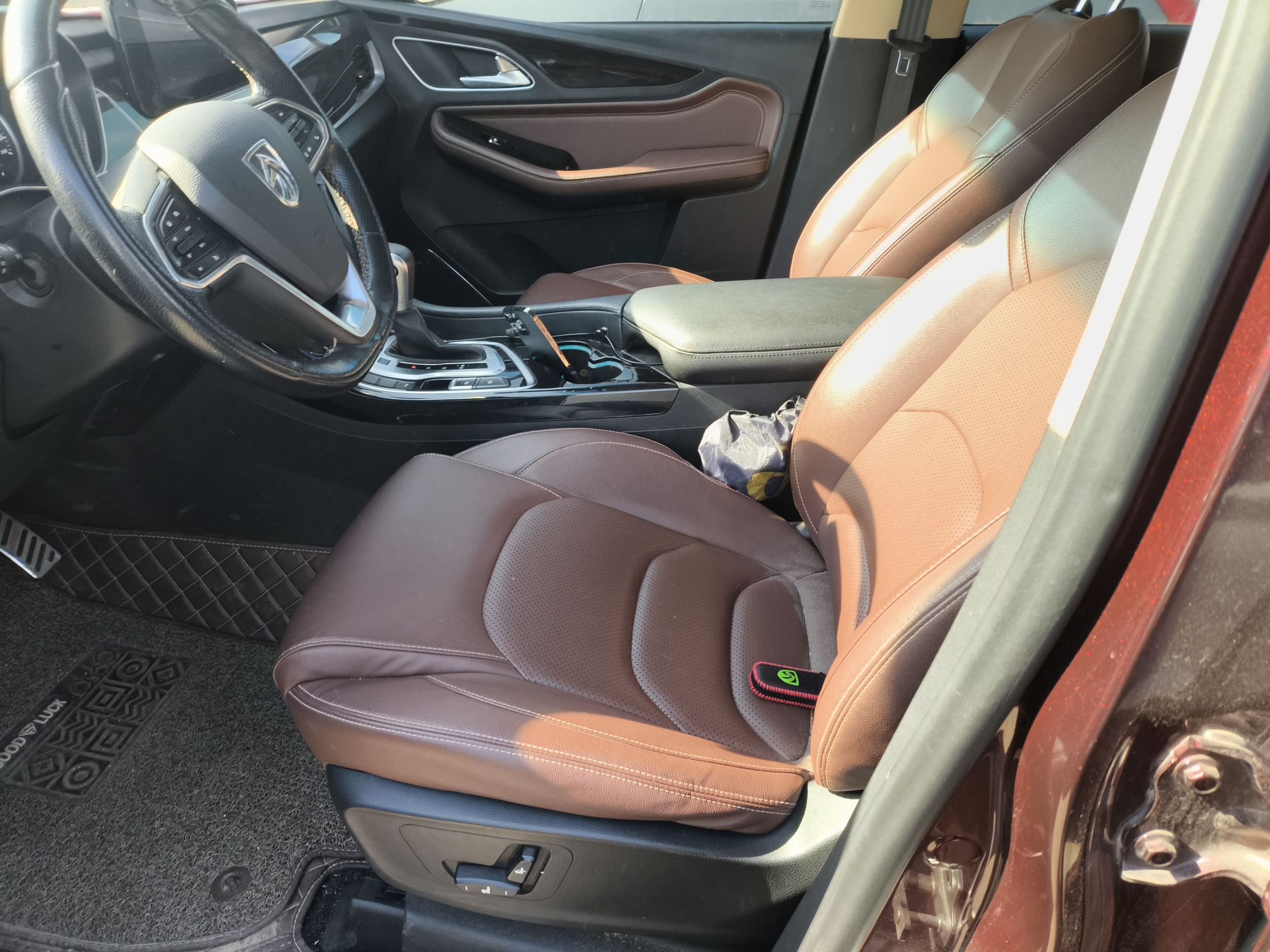 المقاعد الأمامية داخل السيارة