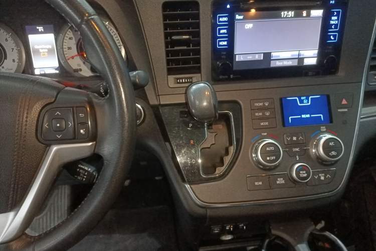 Used Toyota Sienna (Parallel Import) 2015 3.5L Automatic 7-Seater Parallel Import