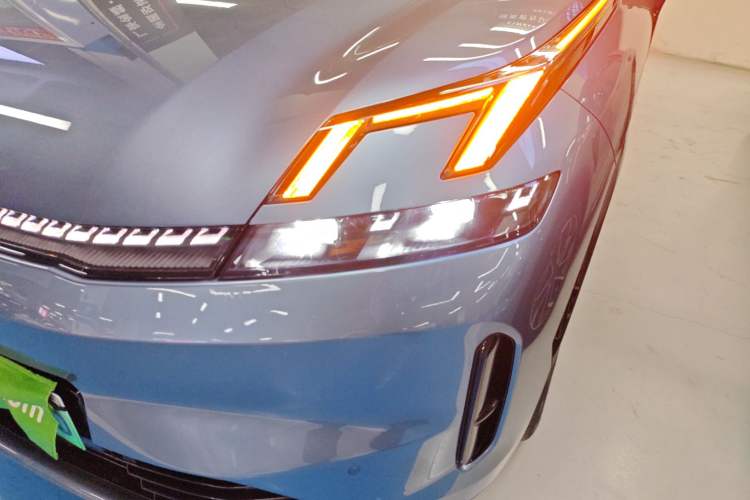 Used Lynk & Co 08 EM-P 2025 220 km All-Wheel-Drive Performance Halo
