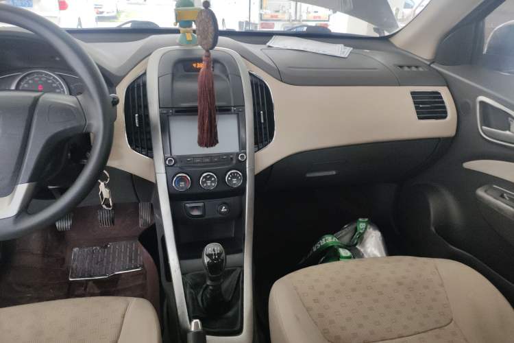 Used Baojun 630 2013 1.5L manual standard version
