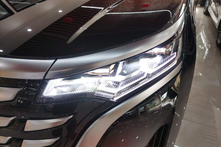 Used Denza D9 2022 DM-i 1040 Prestige Model