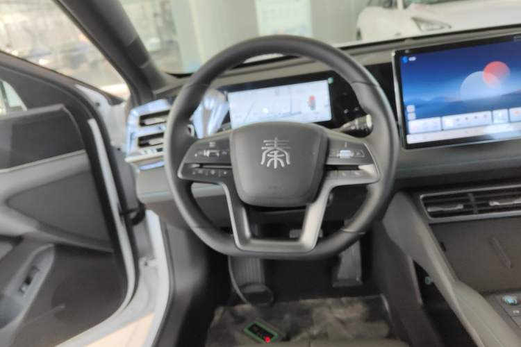 Used BYD Qin L 2025 DM-i Smart Drive 80KM Leading Model
