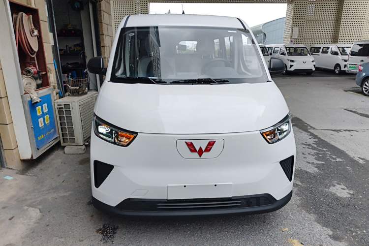 Used Wuling Yangguang 2024 300KM Comfort Version Passenger Van 75kW
