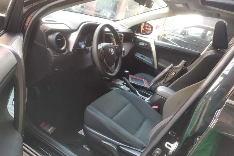 Used Toyota RAV4 2015 2.0L CVT Two-Wheel Drive Fashion Edition
