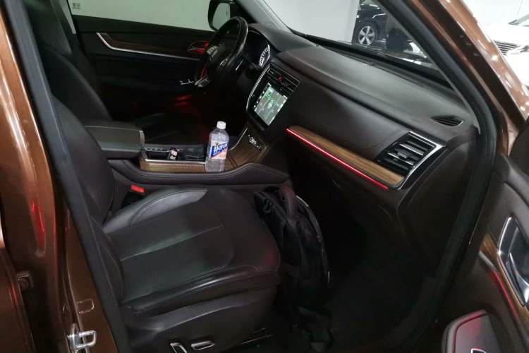 Used Roewe RX8 2018 30T Smart Connectivity Two-Wheel Drive Flagship Edition
