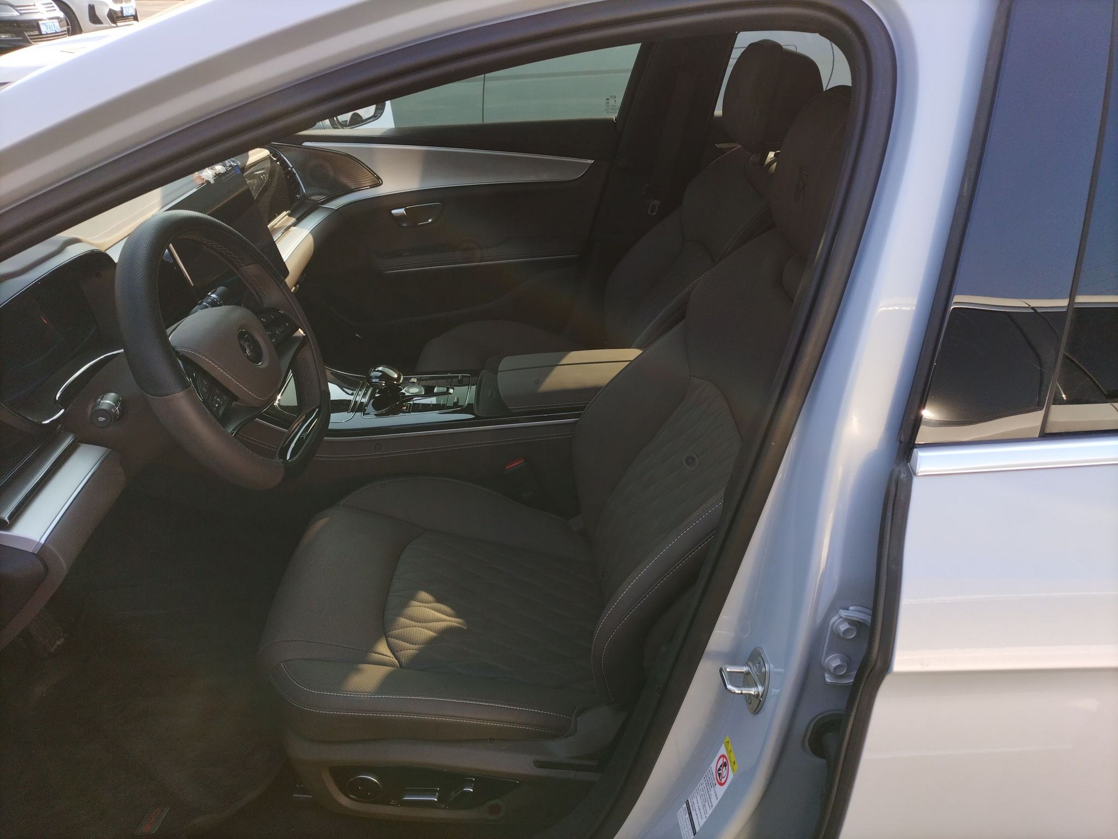 Переднее сиденье в автомобиле